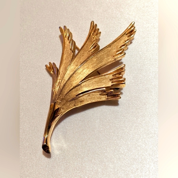 Elegant Vintage Crown Trifari 1960's Brooch Pin Stylized Leaf Gold Tone - Picture 1 of 10